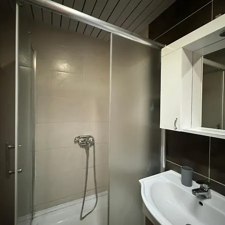 Golden Lux Central سكوبجي